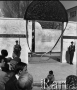 19.04.1988, Warszawa, Polska.
45. rocznica Powstania w Getcie Warszawskim. Uroczystości pod pomnikiem Umschlagplatz. Brali w nich udział więźniowie obozów koncentracyjnych, delegacje z Izraela i całego świata oraz przedstawiciele Solidarności. 
Fot. WojciechDruszcz, zbiory Ośrodka KARTA