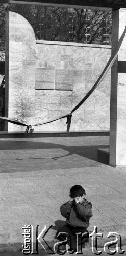 19.04.1988, Warszawa, Polska.
45. rocznica Powstania w Getcie Warszawskim. Uroczystości pod pomnikiem Umschlagplatz. Brali w nich udział więźniowie obozów koncentracyjnych, delegacje z Izraela i całego świata oraz przedstawiciele Solidarności. 
Fot. WojciechDruszcz, zbiory Ośrodka KARTA