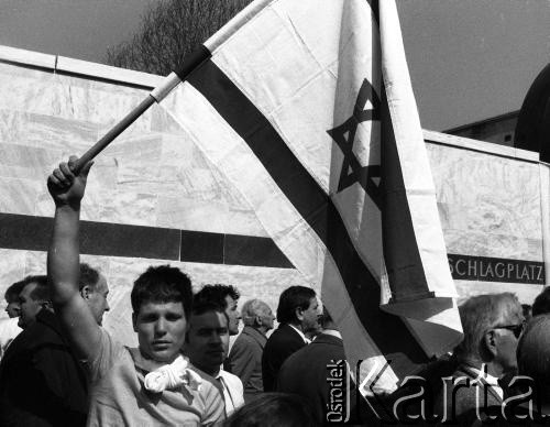 19.04.1988, Warszawa, Polska.
45. rocznica Powstania w Getcie Warszawskim. Uroczystości pod pomnikiem Umschlagplatz. Brali w nich udział więźniowie obozów koncentracyjnych, delegacje z Izraela i całego świata oraz przedstawiciele Solidarności. 
Fot. WojciechDruszcz, zbiory Ośrodka KARTA