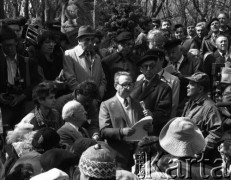 19.04.1988, Warszawa, Polska.
45. rocznica Powstania w Getcie Warszawskim. Uroczystości na cmentarzu żydowskim. Brali w nich udział więźniowie obozów koncentracyjnych, delegacje z Izraela i całego świata oraz przedstawiciele Solidarności.  Nz. przemawia Marek Edelman, za nim po lewej w kapeluszu stoi Tadeusz Mazowiecki, z prawej kartkę trzyma Jacek Kuroń. 
Fot. WojciechDruszcz, zbiory Ośrodka KARTA