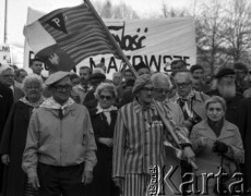 19.04.1988, Warszawa, Polska.
45. rocznica Powstania w Getcie Warszawskim. Marsz ulicą Stawki pod Pomnik Umschlagplatz. Brali w nich udział więźniowie obozów koncentracyjnych, delegacje z Izraela i całego świata oraz przedstawiciele Solidarności. 
Fot. WojciechDruszcz, zbiory Ośrodka KARTA