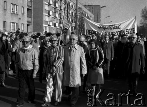 19.04.1988, Warszawa, Polska.
45. rocznica Powstania w Getcie Warszawskim. Marsz ulicą Stawki pod Pomnik Umschlagplatz. Brali w nich udział więźniowie obozów koncentracyjnych, delegacje z Izraela i całego świata oraz przedstawiciele Solidarności. 
Fot. WojciechDruszcz, zbiory Ośrodka KARTA