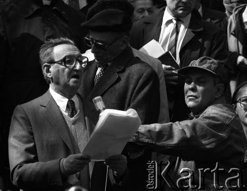 19.04.1988, Warszawa, Polska.
45. rocznica Powstania w Getcie Warszawskim. Uroczystości na cmentarzu żydowskim. Brali w nich udział więźniowie obozów koncentracyjnych, delegacje z Izraela i całego świata oraz przedstawiciele Solidarności.  Nz. przemawia Marek Edelman, z prawej kartkę trzyma Jacek Kuroń. 
Fot. WojciechDruszcz, zbiory Ośrodka KARTA