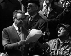 19.04.1988, Warszawa, Polska.
45. rocznica Powstania w Getcie Warszawskim. Uroczystości na cmentarzu żydowskim. Brali w nich udział więźniowie obozów koncentracyjnych, delegacje z Izraela i całego świata oraz przedstawiciele Solidarności.  Nz. przemawia Marek Edelman, z prawej kartkę trzyma Jacek Kuroń. 
Fot. WojciechDruszcz, zbiory Ośrodka KARTA