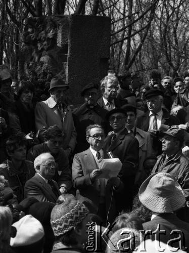 19.04.1988, Warszawa, Polska.
45. rocznica Powstania w Getcie Warszawskim. Uroczystości na cmentarzu żydowskim. Brali w nich udział więźniowie obozów koncentracyjnych, delegacje z Izraela i całego świata oraz przedstawiciele Solidarności.  Nz. przemawia Marek Edelman, za nim po lewej w kapeluszu stoi Tadeusz Mazowiecki, z prawej w czapce z daszkiem Jacek Kuroń. 
Fot. WojciechDruszcz, zbiory Ośrodka KARTA