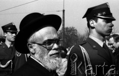 19.04.1988, Warszawa, Polska.
45. rocznica Powstania w Getcie Warszawskim. Uroczystości pod pomnikiem Bohaterów Getta oraz marsz ulicą Stawki pod Pomnik Umschlagplatz. Brali w nich udział więźniowie obozów koncentracyjnych, delegacje z Izraela i całego świata oraz przedstawiciele Solidarności. 
Fot. WojciechDruszcz, zbiory Ośrodka KARTA