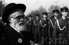 19.04.1988, Warszawa, Polska.
45. rocznica Powstania w Getcie Warszawskim. Uroczystości pod pomnikiem Bohaterów Getta oraz marsz ulicą Stawki pod Pomnik Umschlagplatz. Brali w nich udział więźniowie obozów koncentracyjnych, delegacje z Izraela i całego świata oraz przedstawiciele Solidarności. 
Fot. WojciechDruszcz, zbiory Ośrodka KARTA