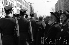 19.04.1988, Warszawa, Polska.
45. rocznica Powstania w Getcie Warszawskim. Uroczystości pod pomnikiem Bohaterów Getta oraz marsz ulicą Stawki pod Pomnik Umschlagplatz. Brali w nich udział więźniowie obozów koncentracyjnych, delegacje z Izraela i całego świata oraz przedstawiciele Solidarności. 
Fot. WojciechDruszcz, zbiory Ośrodka KARTA