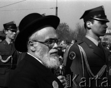 19.04.1988, Warszawa, Polska.
45. rocznica Powstania w Getcie Warszawskim. Uroczystości pod pomnikiem Bohaterów Getta oraz marsz ulicą Stawki pod Pomnik Umschlagplatz. Brali w nich udział więźniowie obozów koncentracyjnych, delegacje z Izraela i całego świata oraz przedstawiciele Solidarności. 
Fot. WojciechDruszcz, zbiory Ośrodka KARTA