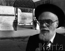 19.04.1988, Warszawa, Polska.
45. rocznica Powstania w Getcie Warszawskim. Uroczystości pod pomnikiem Umschlagplatz. Brali w nich udział więźniowie obozów koncentracyjnych, delegacje z Izraela i całego świata oraz przedstawiciele Solidarności. 
Fot. WojciechDruszcz, zbiory Ośrodka KARTA