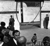 19.04.1988, Warszawa, Polska.
45. rocznica Powstania w Getcie Warszawskim. Uroczystości pod pomnikiem Umschlagplatz. Brali w nich udział więźniowie obozów koncentracyjnych, delegacje z Izraela i całego świata oraz przedstawiciele Solidarności. 
Fot. WojciechDruszcz, zbiory Ośrodka KARTA