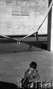 19.04.1988, Warszawa, Polska.
45. rocznica Powstania w Getcie Warszawskim. Uroczystości pod pomnikiem Umschlagplatz. Brali w nich udział więźniowie obozów koncentracyjnych, delegacje z Izraela i całego świata oraz przedstawiciele Solidarności. 
Fot. WojciechDruszcz, zbiory Ośrodka KARTA