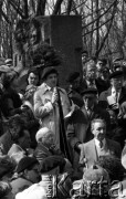 19.04.1988, Warszawa, Polska.
45. rocznica Powstania w Getcie Warszawskim. Uroczystości na cmentarzu żydowskim. Brali w nich udział więźniowie obozów koncentracyjnych, delegacje z Izraela i całego świata oraz przedstawiciele Solidarności.  Nz. przemawia Zbigniew Bujak, po prawej od niego stoi Marek Edelman.
Fot. WojciechDruszcz, zbiory Ośrodka KARTA