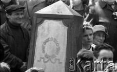 19.04.1988, Warszawa, Polska.
45. rocznica Powstania w Getcie Warszawskim. Uroczystości na cmentarzu żydowskim. Brali w nich udział więźniowie obozów koncentracyjnych, delegacje z Izraela i całego świata oraz przedstawiciele Solidarności. Nz. z lewej Henryk Wujec.
Fot. WojciechDruszcz, zbiory Ośrodka KARTA