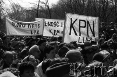 19.04.1988, Warszawa, Polska.
45. rocznica Powstania w Getcie Warszawskim. Uroczystości na cmentarzu żydowskim. Brali w nich udział więźniowie obozów koncentracyjnych, delegacje z Izraela i całego świata oraz przedstawiciele Solidarności. Nz. tłum wznosi transparenty KPN.
Fot. WojciechDruszcz, zbiory Ośrodka KARTA