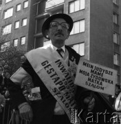 19.04.1988, Warszawa, Polska.
45. rocznica Powstania w Getcie Warszawskim. Uroczystości pod pomnikiem Bohaterów Getta oraz marsz ulicą Stawki pod Pomnik Umschlagplatz. Brali w nich udział więźniowie obozów koncentracyjnych, delegacje z Izraela i całego świata oraz przedstawiciele Solidarności. Nz. więzień obozu Mauthausen.
Fot. WojciechDruszcz, zbiory Ośrodka KARTA