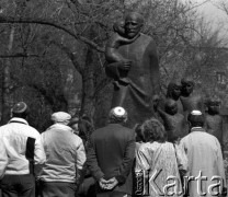 19.04.1988, Warszawa, Polska.
45. rocznica Powstania w Getcie Warszawskim. Uroczystości na cmentarzu żydowskim pod pomnikiem Janusza Korczaka. Brali w nich udział więźniowie obozów koncentracyjnych, delegacje z Izraela i całego świata oraz przedstawiciele Solidarności. 
Fot. WojciechDruszcz, zbiory Ośrodka KARTA