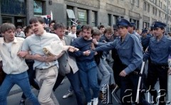 1989, Warszawa, Polska.
Manifestacja studentów uczelni warszawskich w sprawie ponownej legalizacji Niezależnego Zrzeszenia Studentów. Starcie demonstrujących z milicjantami w al. gen. Karola Świerczewskiego (od 1991 roku aleja Solidarności).
Fot. Wojciech Druszcz, zbiory Ośrodka KARTA.
