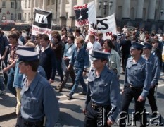 1989, Warszawa, Polska.
Manifestacja studentów uczelni warszawskich w sprawie ponownej legalizacji Niezależnego Zrzeszenia Studentów. Demonstranci z transparentami oraz milicjanci na placu Feliksa Dzierżyńskiego.
Fot. Wojciech Druszcz, zbiory Ośrodka KARTA.