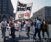 1989, Warszawa, Polska.
Manifestacja studentów uczelni warszawskich w sprawie ponownej legalizacji Niezależnego Zrzeszenia Studentów. Demonstrujący z transparentem w alei gen. Karola Świerczewskiego (od 1991 roku aleja Solidarności).
Fot. Wojciech Druszcz, zbiory Ośrodka KARTA.