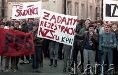 1989, Warszawa, Polska.
Manifestacja studentów uczelni warszawskich w sprawie ponownej legalizacji Niezależnego Zrzeszenia Studentów.
Fot. Wojciech Druszcz, zbiory Ośrodka KARTA.