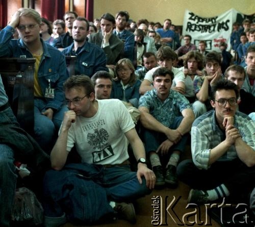 1989, Warszawa, Polska. 
Strajk studentów Uniwersytetu Warszawskiego w sprawie ponownej legalizacji Niezależnego Zrzeszenia Studentów. 
Fot. Wojciech Druszcz, zbiory Ośrodka KARTA.