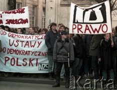 1989, Warszawa, Polska.
Manifestacja studentów uczelni warszawskich przed Pałacem Namiestnikowskim (siedzibą Prezydium Rady Ministrów) w sprawie ponownej legalizacji Niezależnego Zrzeszenia Studentów.
Fot. Wojciech Druszcz, zbiory Ośrodka KARTA.