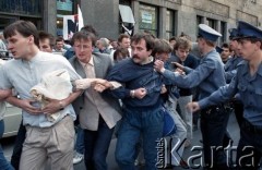 1989, Warszawa, Polska.
Manifestacja studentów uczelni warszawskich w sprawie ponownej legalizacji Niezależnego Zrzeszenia Studentów. Starcie demonstrujących z milicjantami w al. gen. Karola Świerczewskiego (od 1991 roku aleja Solidarności).
Fot. Wojciech Druszcz, zbiory Ośrodka KARTA.