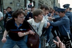 1989, Warszawa, Polska.
Manifestacja studentów uczelni warszawskich w sprawie ponownej legalizacji Niezależnego Zrzeszenia Studentów. Starcie demonstrujących z milicjantami w al. gen. Karola Świerczewskiego (od 1991 roku aleja Solidarności). 1. z lewej Mariusz Kamiński.
Fot. Wojciech Druszcz, zbiory Ośrodka KARTA.