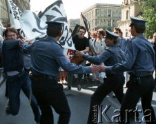1989, Warszawa, Polska.
Manifestacja studentów uczelni warszawskich w sprawie ponownej legalizacji Niezależnego Zrzeszenia Studentów. Starcie demonstrujących z milicjantami w al. gen. Karola Świerczewskiego (od 1991 roku aleja Solidarności).
Fot. Wojciech Druszcz, zbiory Ośrodka KARTA.