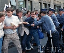 1989, Warszawa, Polska.
Manifestacja studentów uczelni warszawskich w sprawie ponownej legalizacji Niezależnego Zrzeszenia Studentów. Starcie demonstrujących z milicjantami w al. gen. Karola Świerczewskiego (od 1991 roku aleja Solidarności).
Fot. Wojciech Druszcz, zbiory Ośrodka KARTA.