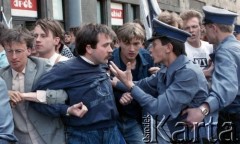 1989, Warszawa, Polska.
Manifestacja studentów uczelni warszawskich w sprawie ponownej legalizacji Niezależnego Zrzeszenia Studentów. Starcie demonstrujących z milicjantami w al. gen. Karola Świerczewskiego (od 1991 roku aleja Solidarności).
Fot. Wojciech Druszcz, zbiory Ośrodka KARTA.