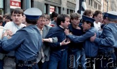 1989, Warszawa, Polska.
Manifestacja studentów uczelni warszawskich w sprawie ponownej legalizacji Niezależnego Zrzeszenia Studentów. Starcie demonstrujących z milicjantami w al. gen. Karola Świerczewskiego (od 1991 roku aleja Solidarności).
Fot. Wojciech Druszcz, zbiory Ośrodka KARTA.