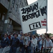 1989, Warszawa, Polska.
Manifestacja studentów uczelni warszawskich w sprawie ponownej legalizacji Niezależnego Zrzeszenia Studentów. Demonstrujący z transparentem w alei gen. Karola Świerczewskiego (od 1991 roku aleja Solidarności).
Fot. Wojciech Druszcz, zbiory Ośrodka KARTA.
