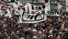 1989, Warszawa, Polska.
Wiec studentów na dziedzińcu Uniwersytetu Warszawskiego  w sprawie ponownej rejestracji Niezależnego Zrzeszenia Studentów.
Fot. Wojciech Druszcz, zbiory Ośrodka KARTA.