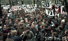 1989, Warszawa, Polska.
Wiec studentów na dziedzińcu Uniwersytetu Warszawskiego  w sprawie ponownej rejestracji Niezależnego Zrzeszenia Studentów. Przy mikrofonie Mariusz Kamiński, za nim z prawej rektor UW Grzegorz Białkowski, po lewej Maciej Jankowski, działacz NSZZ 