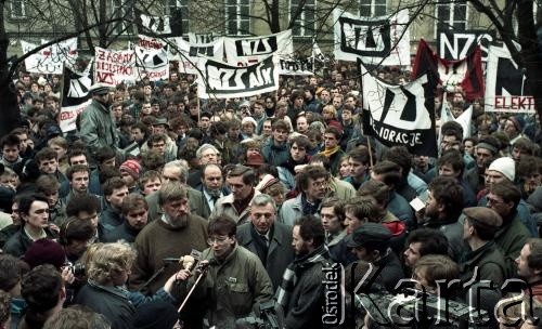 1989, Warszawa, Polska.
Wiec studentów na dziedzińcu Uniwersytetu Warszawskiego  w sprawie ponownej rejestracji Niezależnego Zrzeszenia Studentów. Przy mikrofonie Mariusz Kamiński, za nim z prawej rektor UW Grzegorz Białkowski, po lewej Maciej Jankowski, działacz NSZZ 