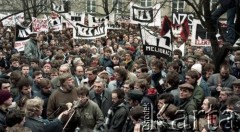 1989, Warszawa, Polska.
Wiec studentów na dziedzińcu Uniwersytetu Warszawskiego  w sprawie ponownej rejestracji Niezależnego Zrzeszenia Studentów. Przy mikrofonie Mariusz Kamiński, za nim z prawej rektor UW Grzegorz Białkowski, po lewej Maciej Jankowski, działacz NSZZ 
