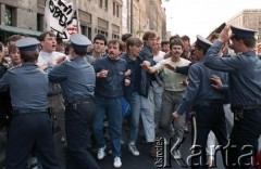 1989, Warszawa, Polska.
Manifestacja studentów uczelni warszawskich w sprawie ponownej legalizacji Niezależnego Zrzeszenia Studentów. Starcie demonstrujących z milicjantami w al. gen. Karola Świerczewskiego (od 1991 roku aleja Solidarności).
Fot. Wojciech Druszcz, zbiory Ośrodka KARTA.