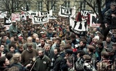 1989, Warszawa, Polska.
Wiec studentów na dziedzińcu Uniwersytetu Warszawskiego  w sprawie ponownej rejestracji Niezależnego Zrzeszenia Studentów. Przy mikrofonie Michał Boni, za nim z prawej rektor UW Grzegorz Białkowski, po lewej Maciej Jankowski, działacz NSZZ 