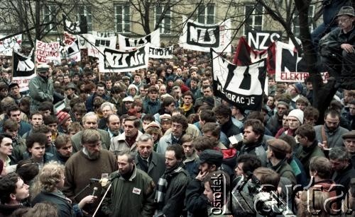 1989, Warszawa, Polska.
Wiec studentów na dziedzińcu Uniwersytetu Warszawskiego  w sprawie ponownej rejestracji Niezależnego Zrzeszenia Studentów. Przy mikrofonie Michał Boni, za nim z prawej rektor UW Grzegorz Białkowski, po lewej Maciej Jankowski, działacz NSZZ 