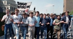 1989, Warszawa, Polska.
Manifestacja studentów uczelni warszawskich w sprawie ponownej legalizacji Niezależnego Zrzeszenia Studentów. Demonstranci z transparentem na placu Feliksa Dzierżyńskiego.
Fot. Wojciech Druszcz, zbiory Ośrodka KARTA.