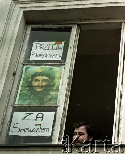 1989, Warszawa, Polska.
Uniwersytet Warszawski. Uczestnik strajku studenckiego w sprawie powołania samorządu studenckiego oraz rejestracji Niezależnego Zrzeszenia Studentów.
Fot. Wojciech Druszcz, zbiory Ośrodka KARTA.
