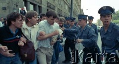 1989, Warszawa, Polska.
Manifestacja studentów uczelni warszawskich w sprawie ponownej legalizacji Niezależnego Zrzeszenia Studentów. Starcie demonstrujących z milicjantami w al. gen. Karola Świerczewskiego (od 1991 roku aleja Solidarności), 1. z lewej Mariusz Kamiński.
Fot. Wojciech Druszcz, zbiory Ośrodka KARTA.