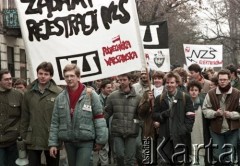 1989, Warszawa, Polska.
Manifestacja studentów uczelni warszawskich w sprawie ponownej rejestracji Niezależnego Zrzeszenia Studentów.
Fot. Wojciech Druszcz, zbiory Ośrodka KARTA.
