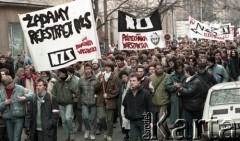 1989, Warszawa, Polska.
Manifestacja studentów uczelni warszawskich w sprawie ponownej rejestracji Niezależnego Zrzeszenia Studentów.
Fot. Wojciech Druszcz, zbiory Ośrodka KARTA.