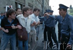 1989, Warszawa, Polska.
Manifestacja studentów uczelni warszawskich w sprawie ponownej legalizacji Niezależnego Zrzeszenia Studentów. Starcie demonstrujących z milicjantami w al. gen. Karola Świerczewskiego (od 1991 roku aleja Solidarności), 1. z lewej Mariusz Kamiński.
Fot. Wojciech Druszcz, zbiory Ośrodka KARTA.