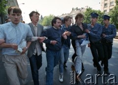 1989, Warszawa, Polska.
Manifestacja studentów uczelni warszawskich w sprawie ponownej legalizacji Niezależnego Zrzeszenia Studentów. Starcie demonstrujących z milicjantami w al. gen. Karola Świerczewskiego (od 1991 roku aleja Solidarności).
Fot. Wojciech Druszcz, zbiory Ośrodka KARTA.