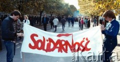 1989, Warszawa, Polska.
Członkowie Niezależnego Zrzeszenia Studentów Paweł Piskorski (z lewej) i Marcin Meller z transparentem 