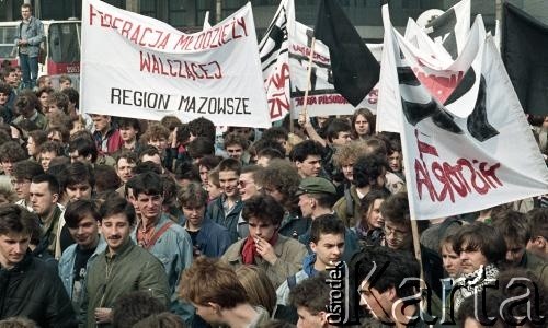 1989, Warszawa, Polska.
Manifestacja studentów uczelni warszawskich i uczniów szkół w sprawie ponownej legalizacji Niezależnego Zrzeszenia Studentów.
Fot. Wojciech Druszcz, zbiory Ośrodka KARTA.